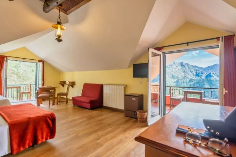 Twin Balcony / Mountain View